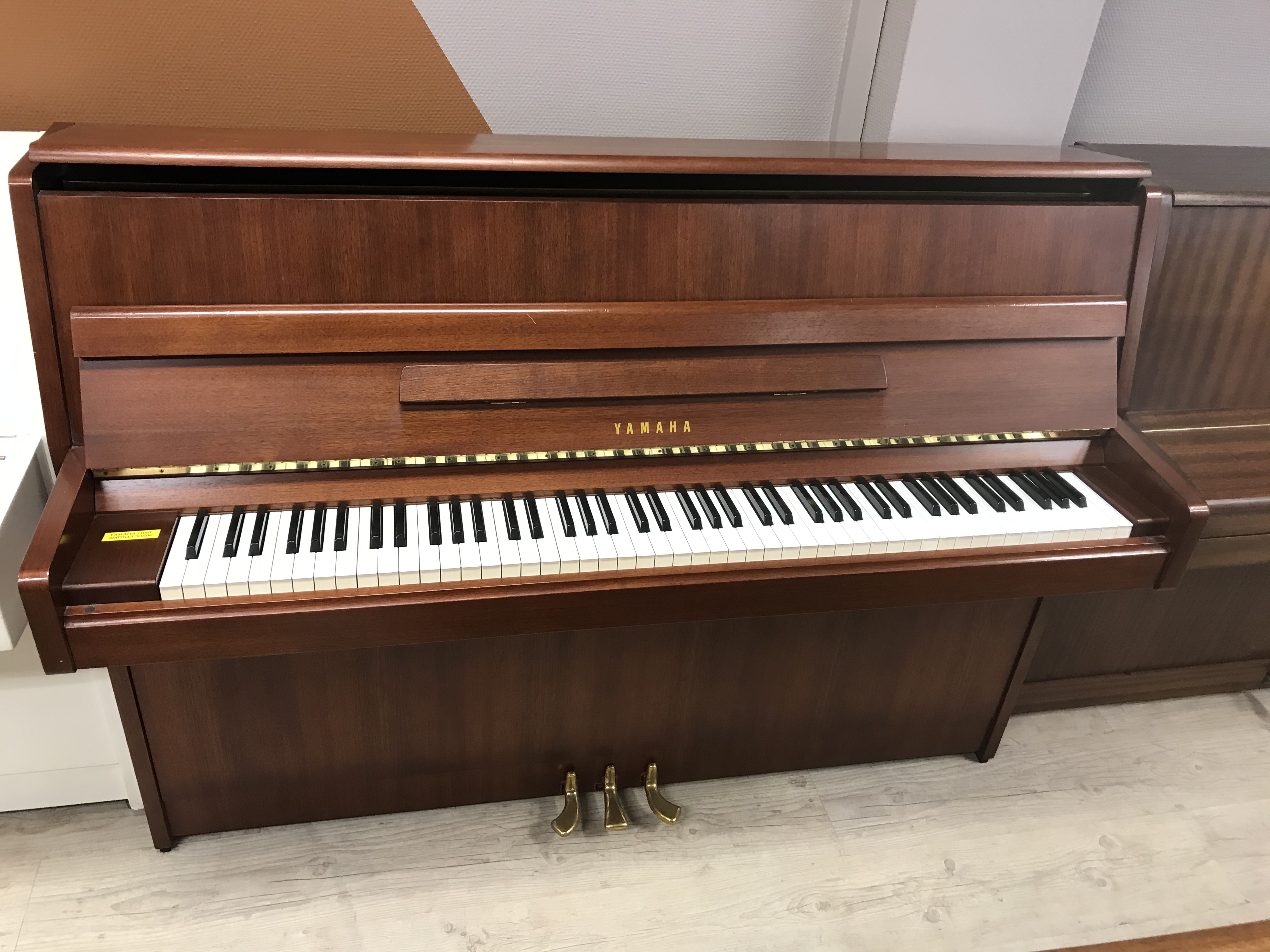 PIANO DROIT YAMAHA M1J – Bondaz Transmusic